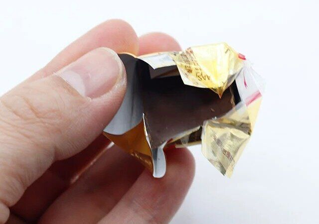 チロルチョコ 中身を出す