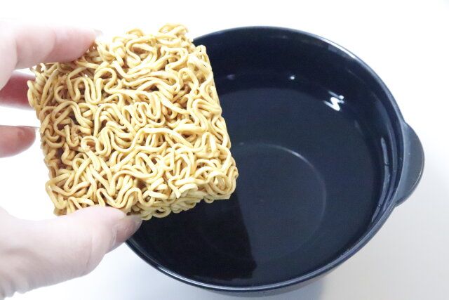 ダイソー 電子レンジ調理器ミニラーメン 使用方法