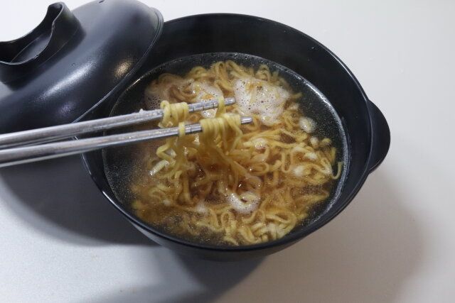 ダイソー 電子レンジ調理器ミニラーメン 完成