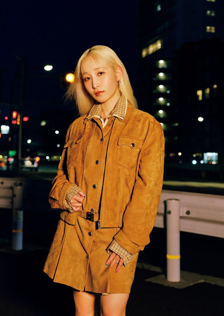 チェックシャツ ￥170,500 ポロシャツ ￥140,800 ドレス ￥913,000 ジャケット ￥858,000（すべて予定価格）／すべてMIU MIU（ミュウミュウ クライアントサービス） イヤリング ￥13,200／BIJOU R.I（ビジュー アール・アイ）