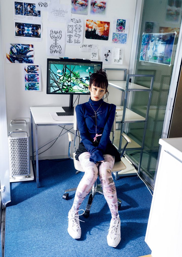 トップ ￥30,800 スカート ￥41,800／ともにANS DOTSLOEVNER（アンス・ドッツローヴナー） その他／スタイリスト私物