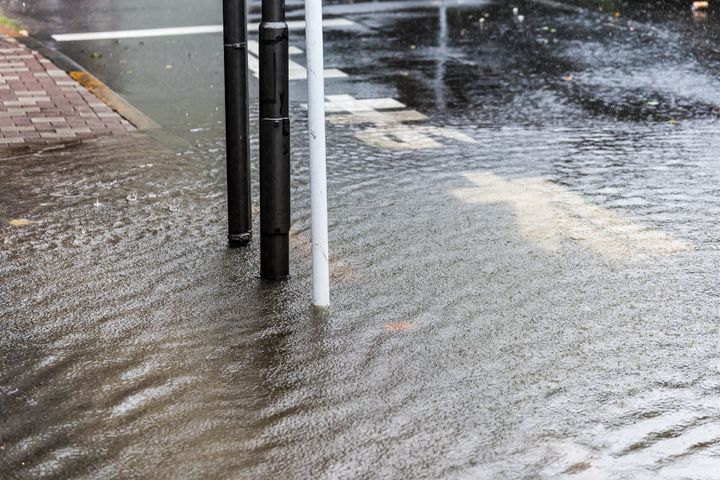 急な豪雨で道路が冠水したときの注意点は？（画像はイメージ）