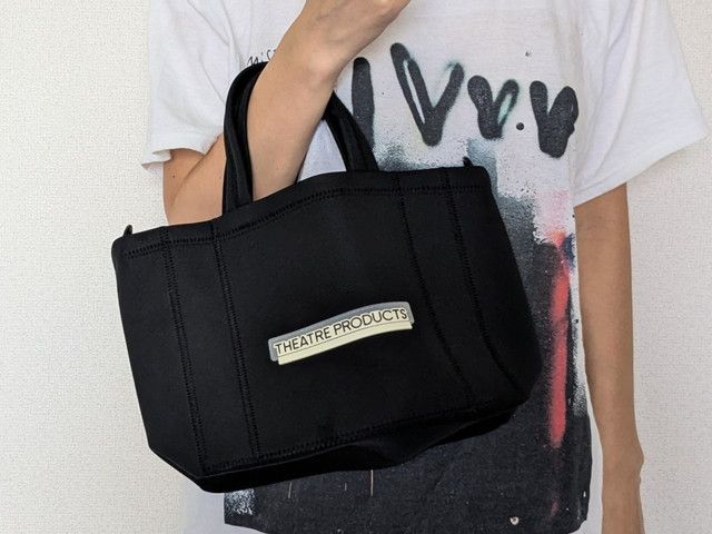 シアタープロダクツバッグをハンドバッグとして持つ