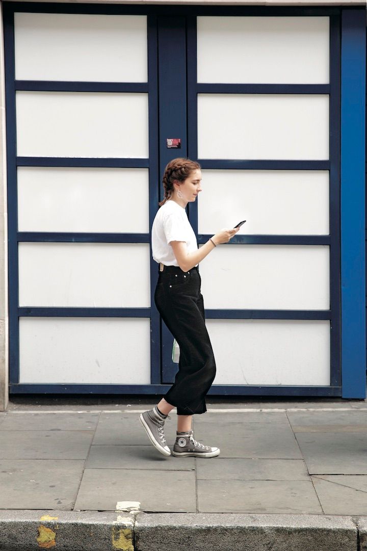 靴ひもに注目！白T黒パンツのシンプルスタイルに遊びをプラスしたコーデ