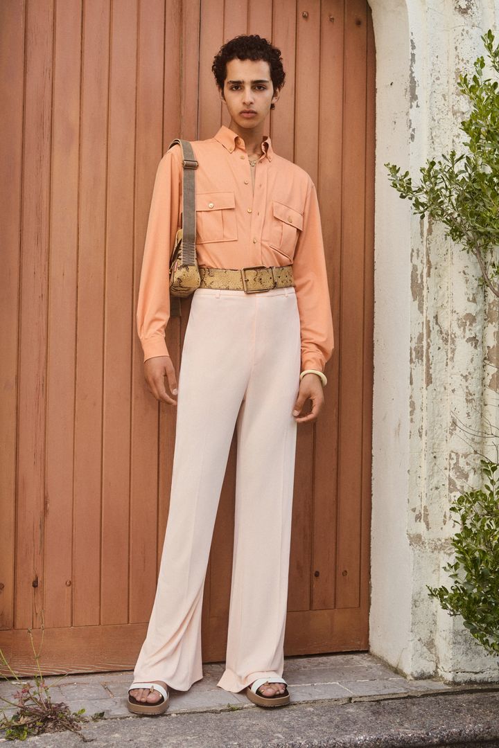 アクネ ストゥディオズ 2022年春夏メンズコレクションより。