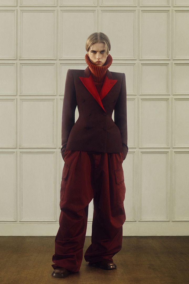 アレキサンダー・マックイーン 2025年リゾートコレクションより。