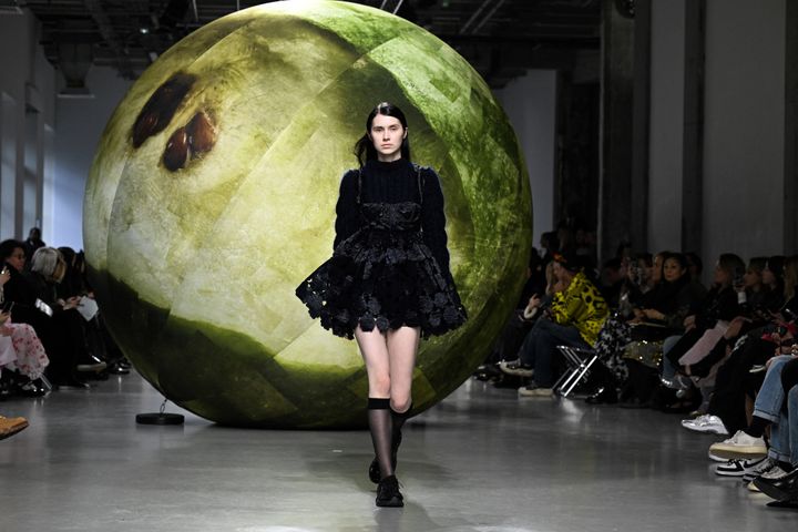 セシリー バンセン 2024-25年秋冬コレクションより。