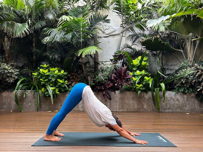 脚を伸ばしてお尻を高く上げていく