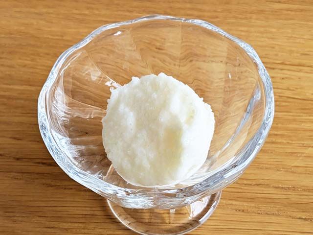 「ブルガリア ヨーグルト」で作るアイスがガラスの器に盛られている様子