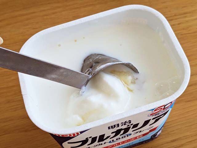 ブルガリア ヨーグルトに牛乳・ハチミツ・ブルガリアヨーグルトを入れスプーンで混ぜている様子