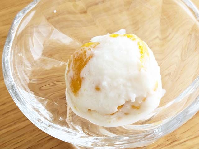 ドライマンゴー入り「ブルガリア ヨーグルト」で作るアイスがガラスの器に盛られている様子