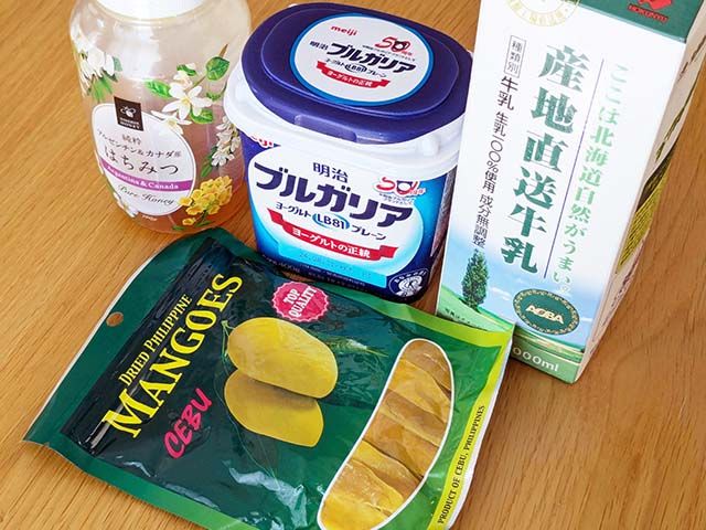 「ブルガリア ヨーグルト」で作るアイスの材料牛乳・ハチミツ・ブルガリアヨーグルト・ドライマンゴーがテーブルに並んでいる様子