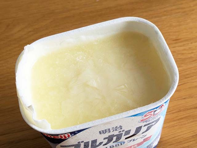 ブルガリア ヨーグルトに牛乳・ハチミツ・ブルガリアヨーグルトを入れよく混ぜ一晩冷凍庫で凍らせた様子