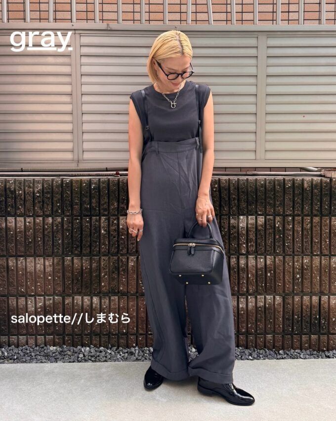 しまむらのダークグレーの「シアーフレンチスリーブTシャツ」×サロペット