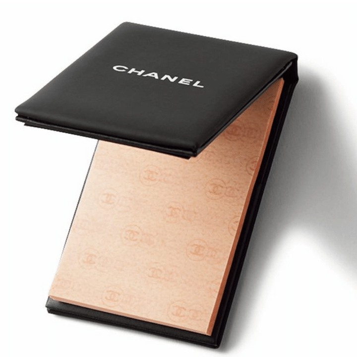 CHANEL オイル コントロール ティッシュが置かれている写真