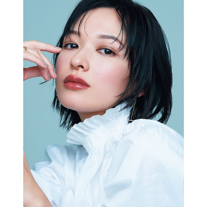 白いブラウスを着た森 絵梨佳さんのアップ写真