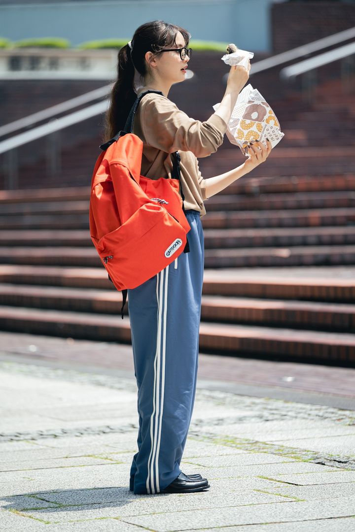 茶色のポロシャツに合うのは？カラーのトラックパンツを味方にしよう！【FUDGE 9月号連動企画-わたしがトラックパンツを好きなワケ-No.012】