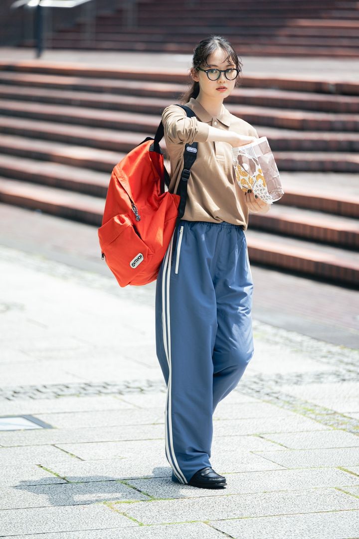 茶色のポロシャツに合うのは？カラーのトラックパンツを味方にしよう！【FUDGE 9月号連動企画-わたしがトラックパンツを好きなワケ-No.012】