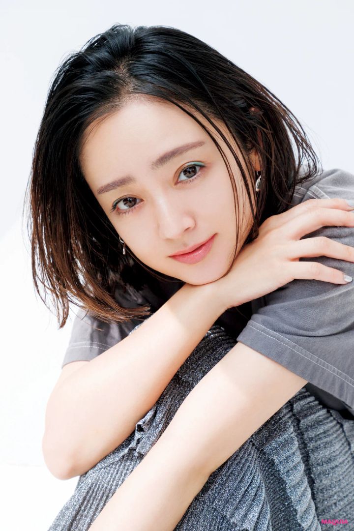 安達祐実さんが披露！ 夏から秋への移行期にぴったりな「抜け感カラールック」_5