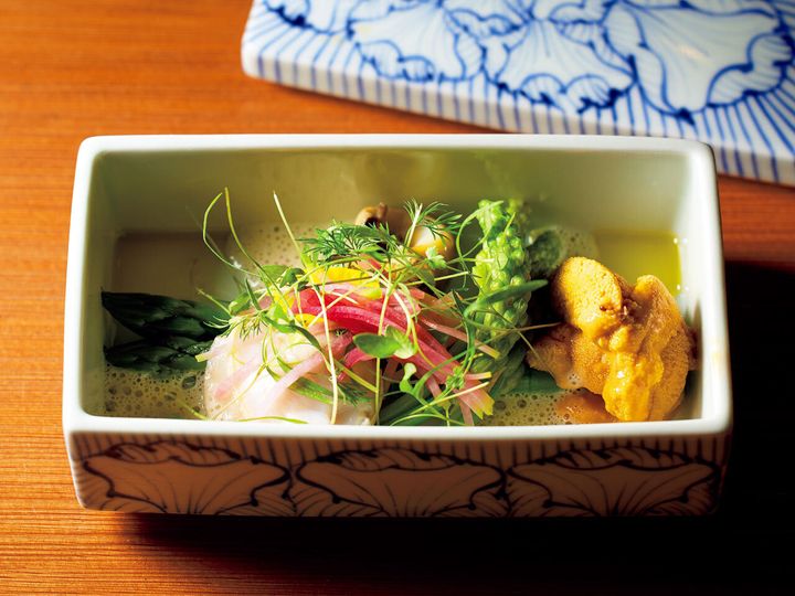 湯島『メゾン ナルカミ』の「アスパラガスのお料理 ウニ 磯つぶ貝 三重のハマグリの玉手箱」