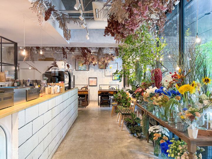 高輪にオープン♪お花に囲まれた店内でパリパリのクレープを「クレープとエスプレッソと花束を」