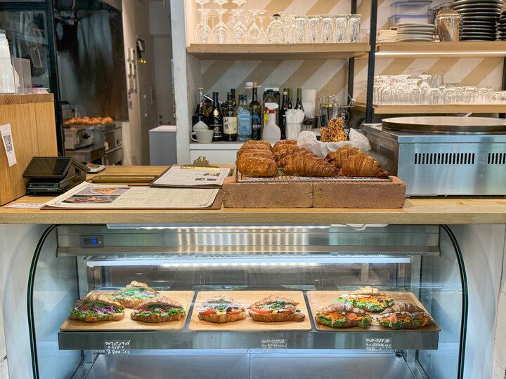 高輪にオープン♪お花に囲まれた店内でパリパリのクレープを「クレープとエスプレッソと花束を」