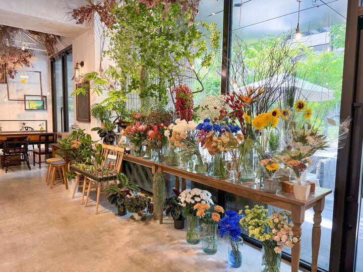 高輪にオープン♪お花に囲まれた店内でパリパリのクレープを「クレープとエスプレッソと花束を」