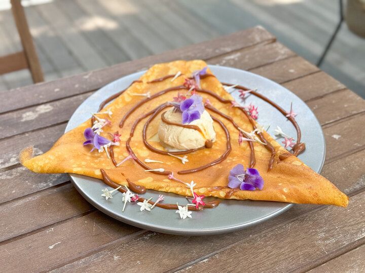 高輪にオープン♪お花に囲まれた店内でパリパリのクレープを「クレープとエスプレッソと花束を」