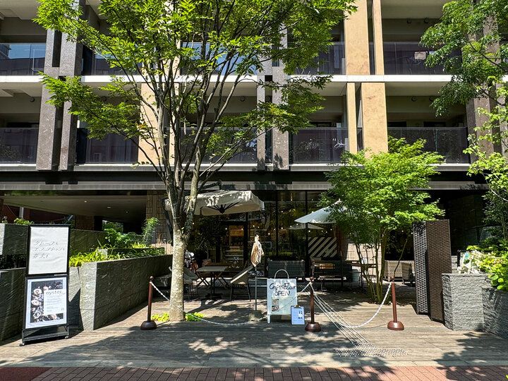 高輪にオープン♪お花に囲まれた店内でパリパリのクレープを「クレープとエスプレッソと花束を」