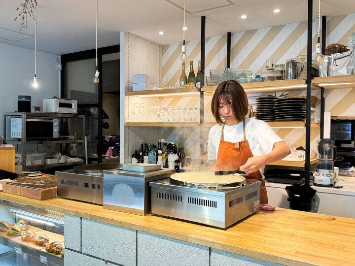 高輪にオープン♪お花に囲まれた店内でパリパリのクレープを「クレープとエスプレッソと花束を」