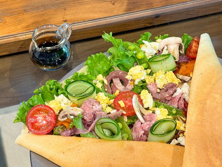 高輪にオープン♪お花に囲まれた店内でパリパリのクレープを「クレープとエスプレッソと花束を」