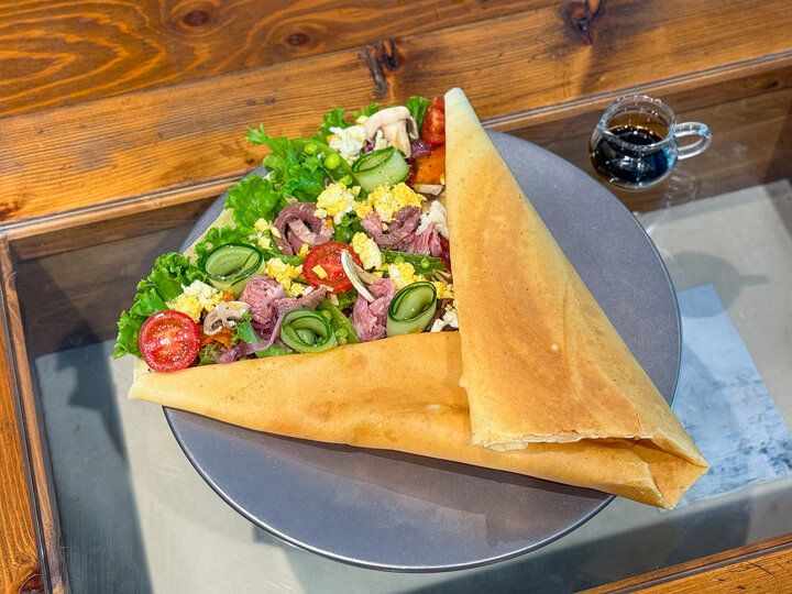 高輪にオープン♪お花に囲まれた店内でパリパリのクレープを「クレープとエスプレッソと花束を」