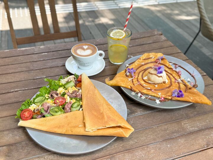 高輪にオープン♪お花に囲まれた店内でパリパリのクレープを「クレープとエスプレッソと花束を」