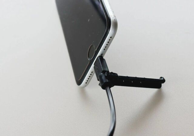 ダイソー ライトニング用スタンド ケーブル 便利グッズ