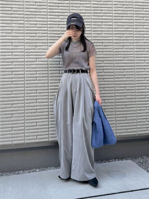 グレーワイドパンツのコーデ3