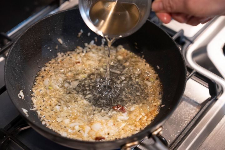 玉ねぎを加える