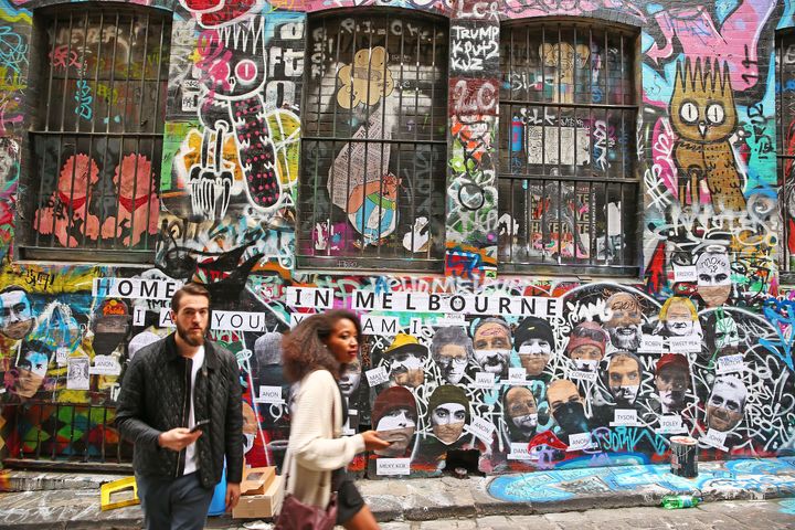 隙間なくという言葉がぴったり。ぎっしりと書き込まれたアートたち。Photo_ Getty Images