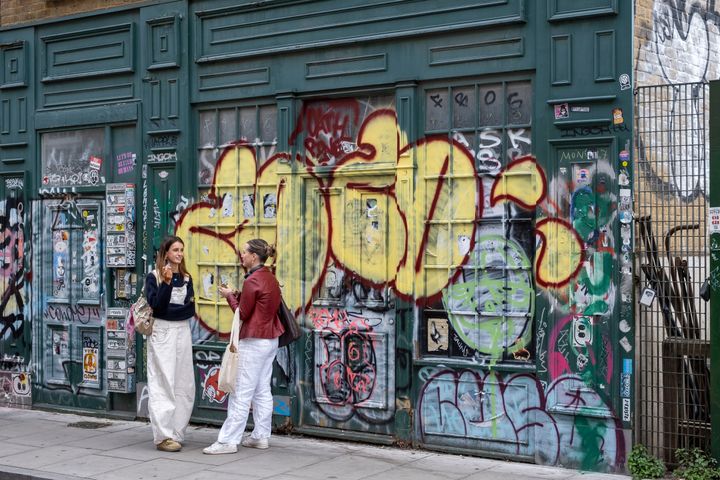ストリートアートの聖地・ブリック・レーンは、古着屋やアジア系レストランが集まっていることでも有名。 Photo_ Getty Images