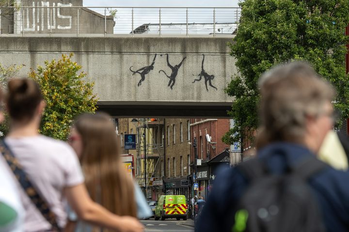 2024年8月5日から連続してバンクシーが新作を発表中。ブリック・レーンの3匹のサルは7日に公開。Photo_ Getty Images