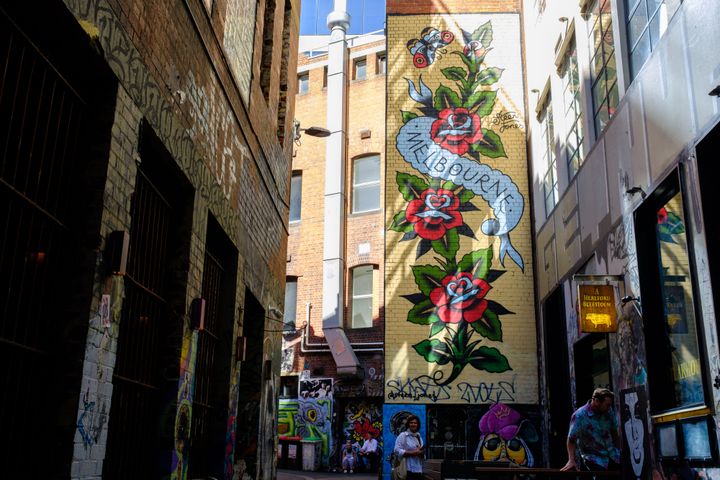 AC/DCレーンのランドマークとなっている花と蝶のミュール。Photo_ Getty Images