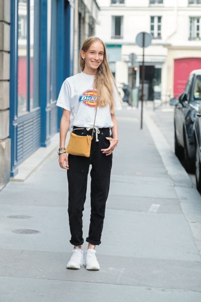 プリントTにシンプルボトムスとキレイめバッグを合わせて大人なカジュアルに