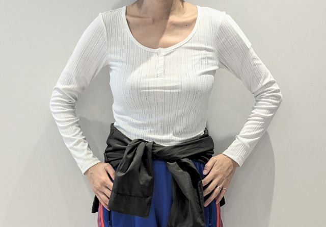 コットンブレンドリブクロップドヘンリーネックTを着用