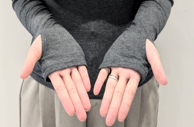 ストレッチリブUネックTの手首のサムホール部分