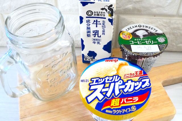 グラスと牛乳とコーヒーゼリーとバニラアイス