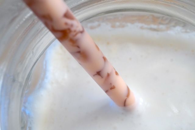 ストローで吸い上げたコーヒーシェイク