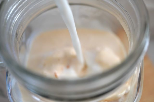 牛乳を注いでるところ