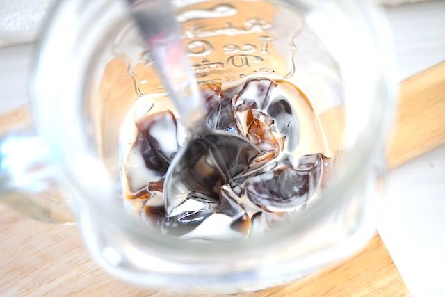 グラスで潰されたコーヒーシェイク