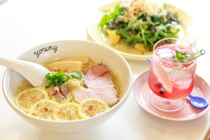 ラーメン＆アパレルのコラボが個性的♪生搾りレモンラーメンが話題の「ラーメンやんぐ」