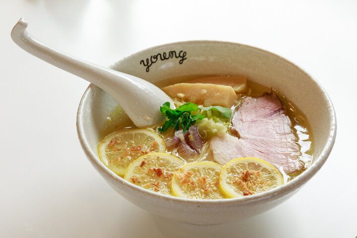 ラーメン＆アパレルのコラボが個性的♪生搾りレモンラーメンが話題の「ラーメンやんぐ」