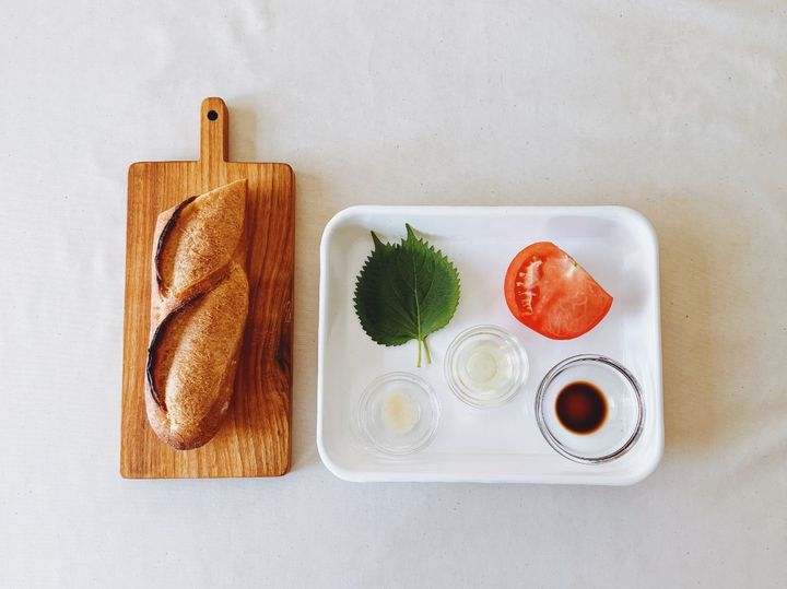 夏に食べたい！さっぱりトマトと大葉のブルスケッタの作り方【パン好きなsumire.のバゲットサンドのレシピ vol.24 〜レシピで旅するヨーロッパ〜】